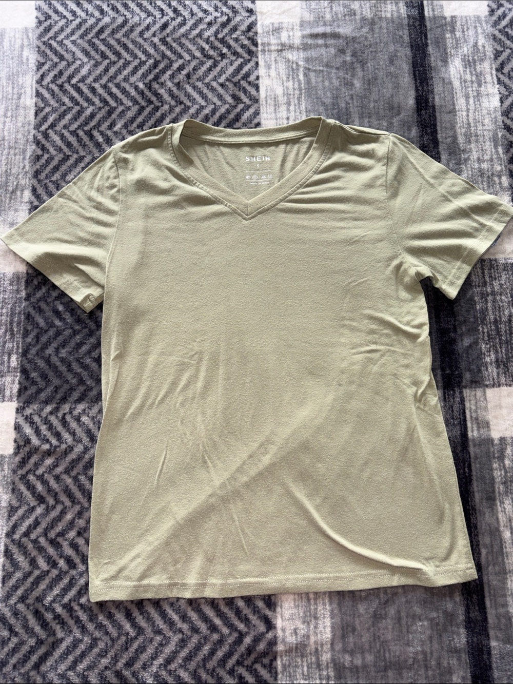 🐢SHEIN Olive Green V-Neck Short Sleeve Tee